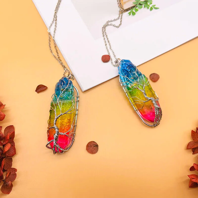 Vue alternative de Rainbow quartz Chakra Wire Wrapped Pendant Necklace